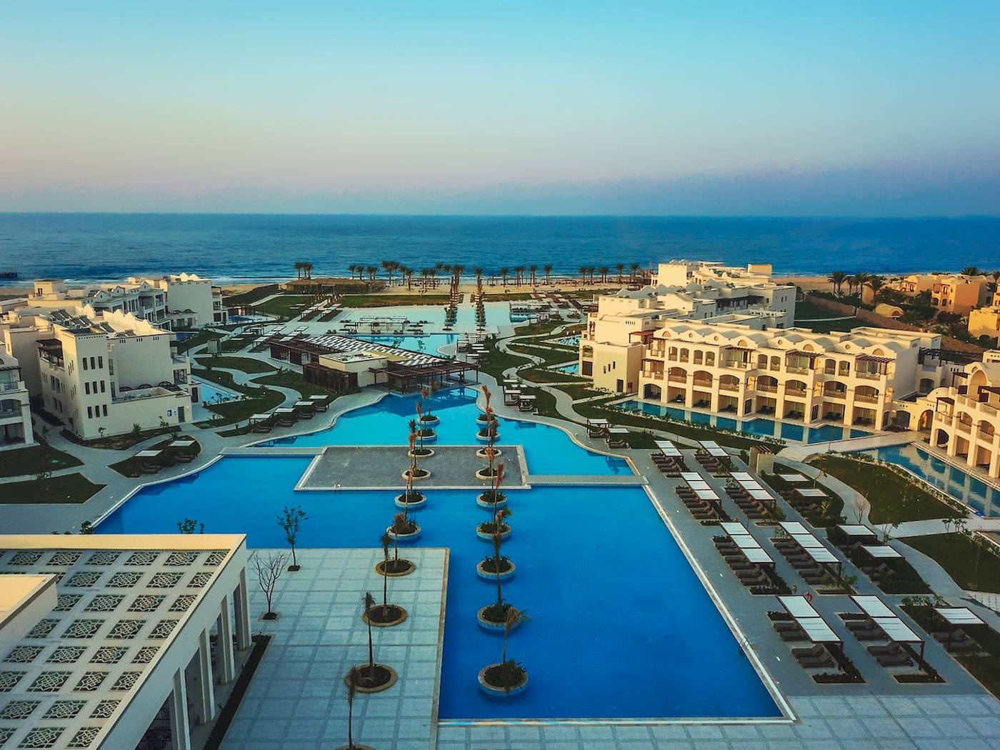 Luftaufnahme des Steigenberger Resort Alaya mit mehreren Swimmingpools und Blick auf den Ozean.