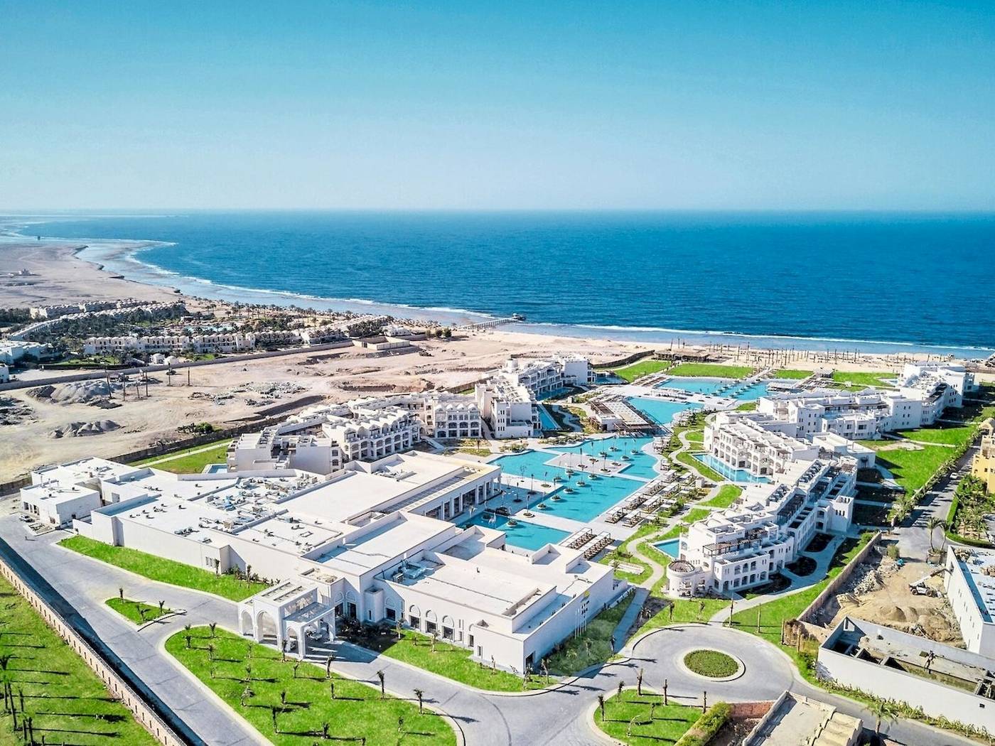 Luftaufnahme des Steigenberger Resorts Alaya am Meer mit Swimmingpool und Gebäuden