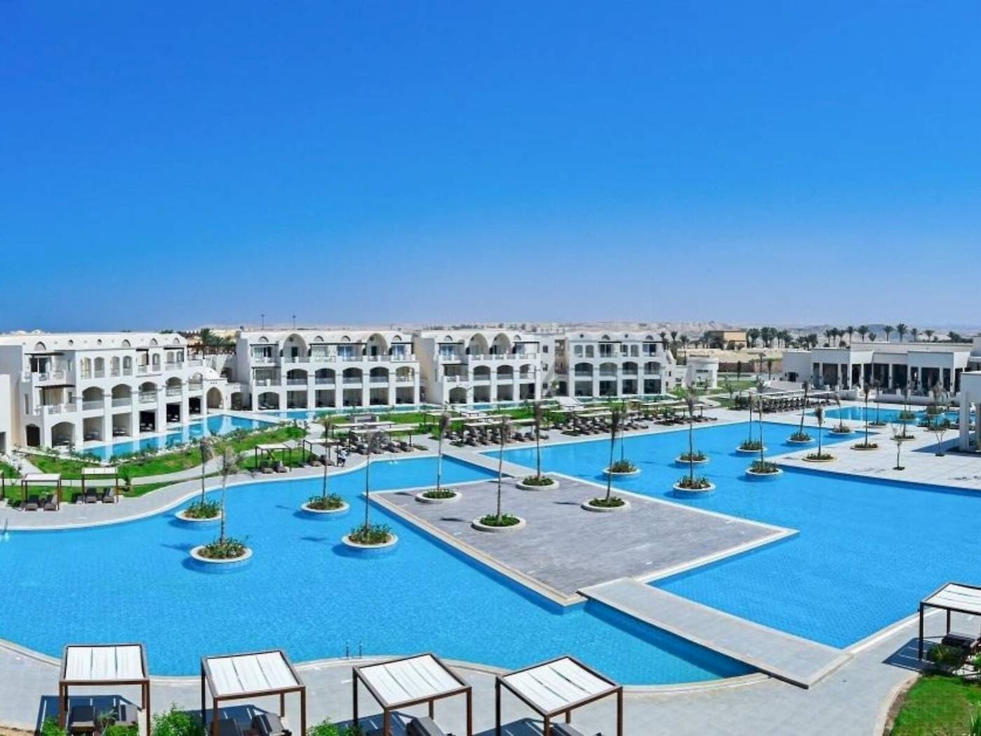 Luftaufnahme des Steigenberger Resort Alaya mit großem Hauptpool und umliegenden Gebäuden.