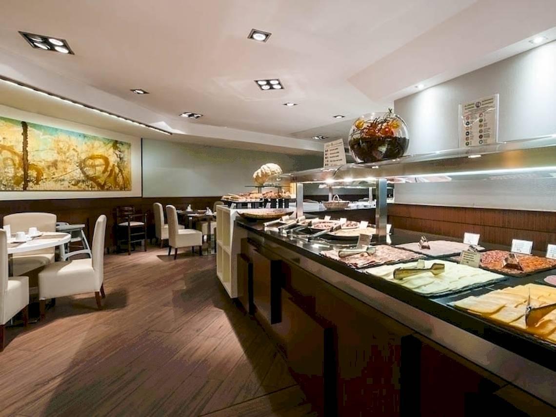 Buffet-Tisch im Colonial Barcelona Restaurant mit verschiedenen Gerichten.