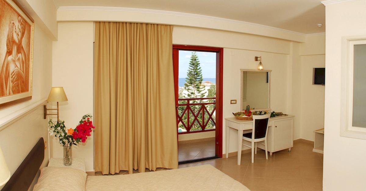 Hotelzimmer mit Balkon und Meerblick im Cactus Village Hotel & Bungalows.