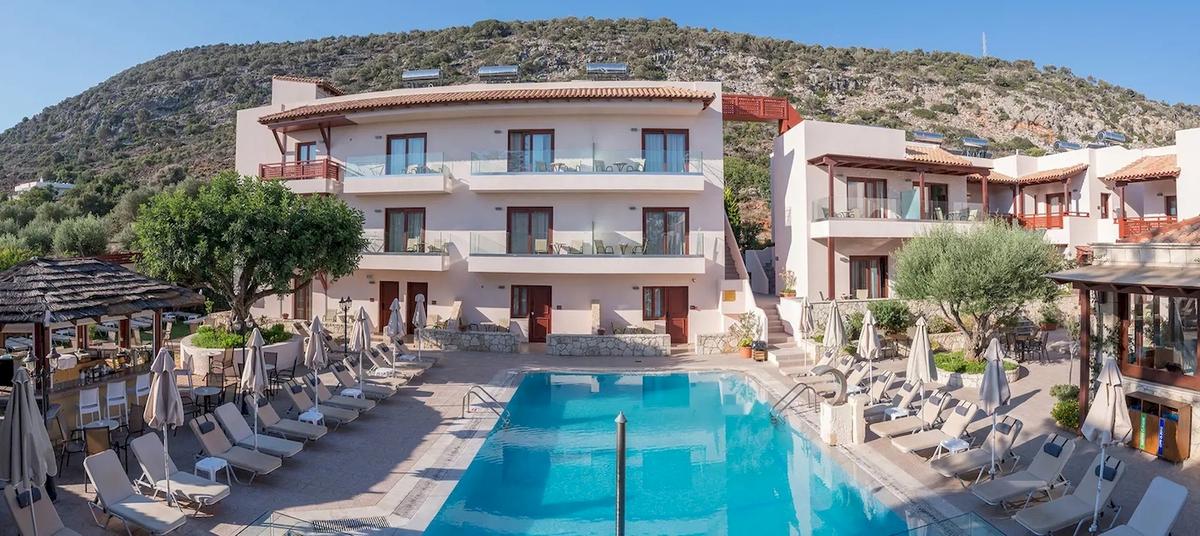 Außenansicht des Cactus Village Hotel & Bungalows mit Pool und Terrasse