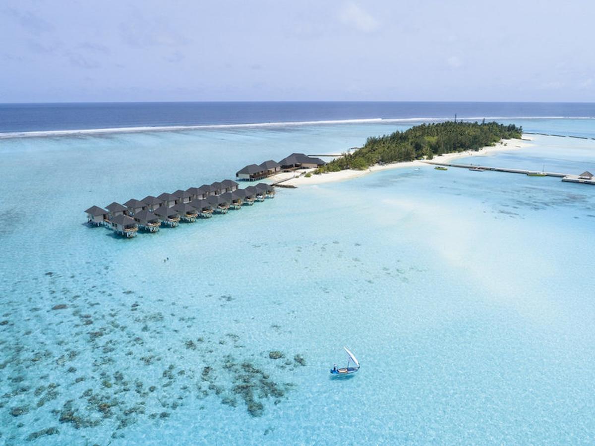 Luftaufnahme von Summer Island Maldives mit Wasservillen und blauem Meer