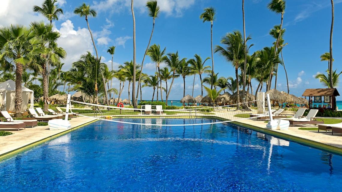 Ein Pool mit Volleyballnetz im Freien im JOIA Bávaro by Iberostar Hotel