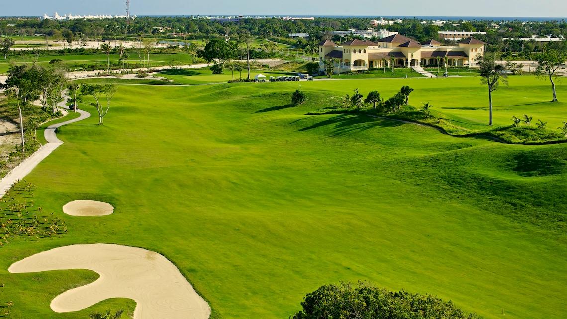 Luftaufnahme des Golfplatzes vor dem Hotel JOIA Bávaro by Iberostar