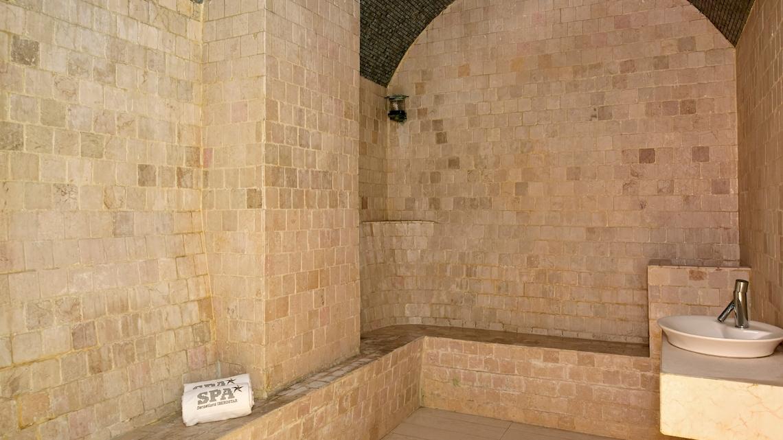 Sauna im JOIA Bávaro by Iberostar Hotel mit Steinwänden und Sitzbank.