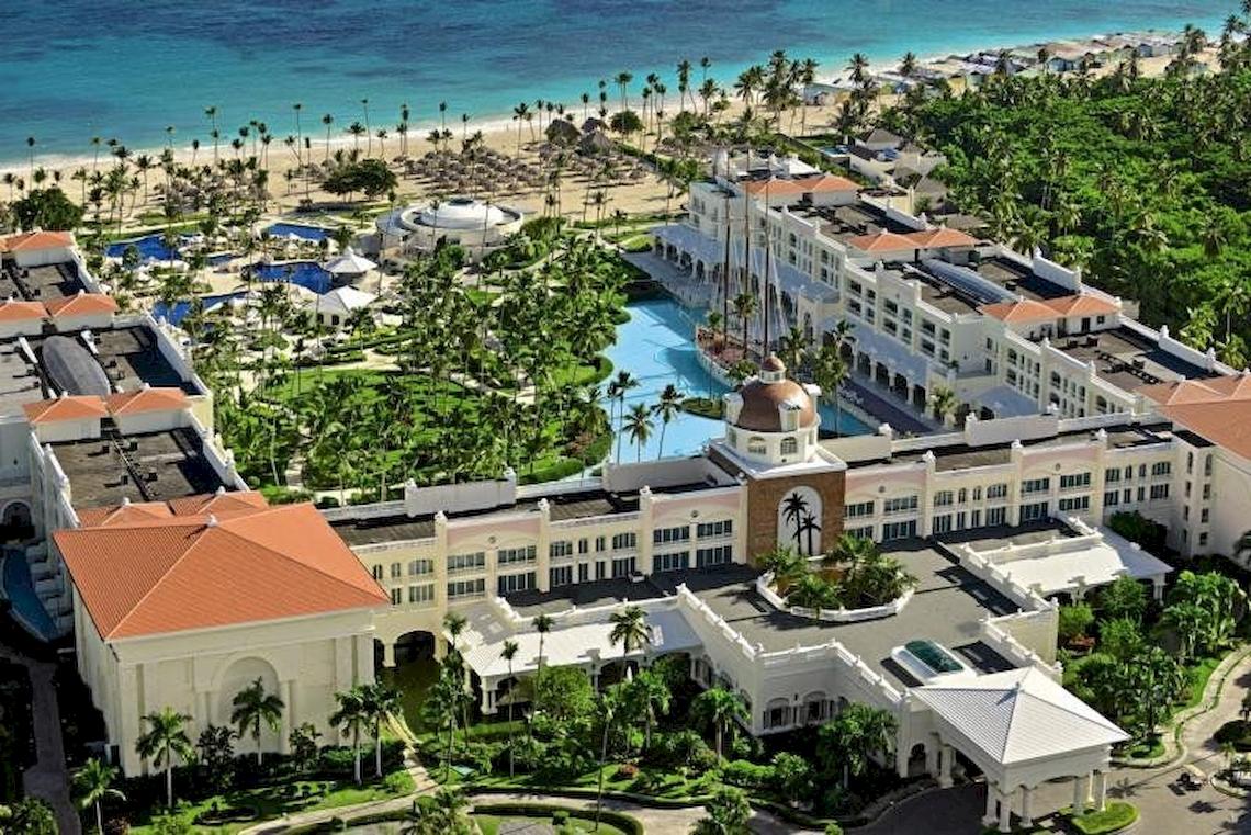 Luftaufnahme des JOIA Bávaro by Iberostar Hotels am Strand mit Swimmingpool und tropischen Bäumen.