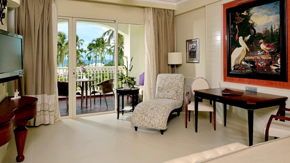 Innenansicht der Suite im JOIA Bávaro by Iberostar mit Blick auf die Terrasse und das Meer.