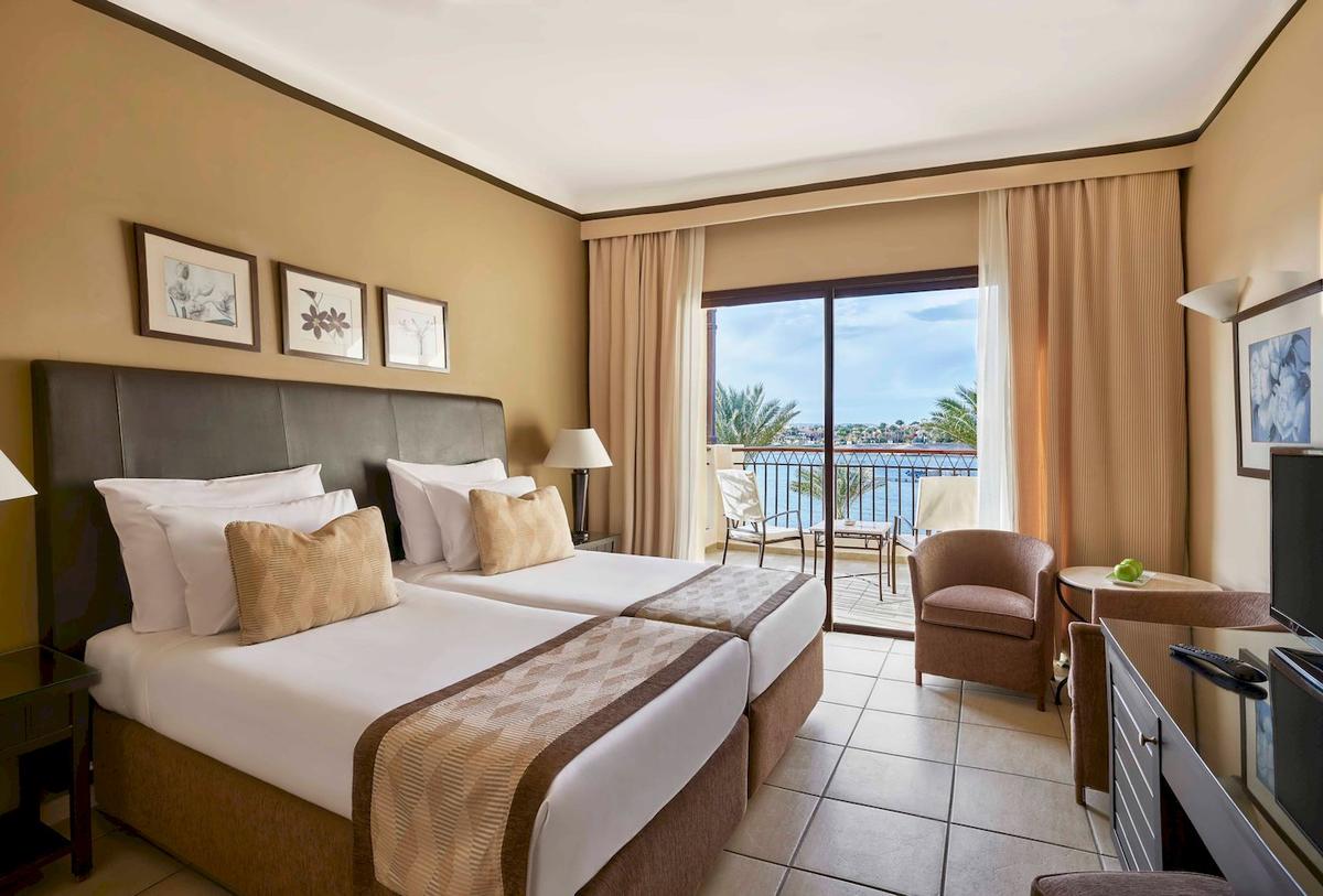 Doppelzimmer mit Balkon im Jaz Lamaya Resort mit Blick auf das Meer.