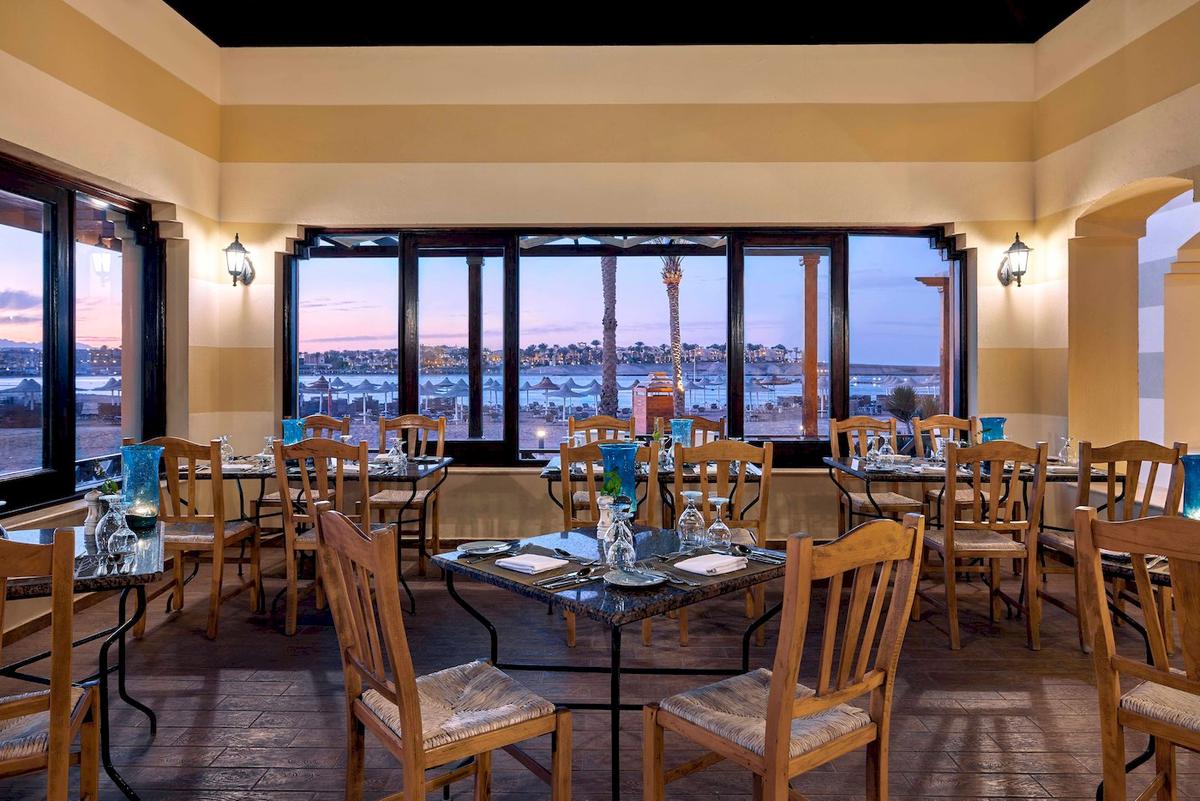 Innenansicht des Restaurants im Jaz Lamaya Resort mit Blick auf das Meer.