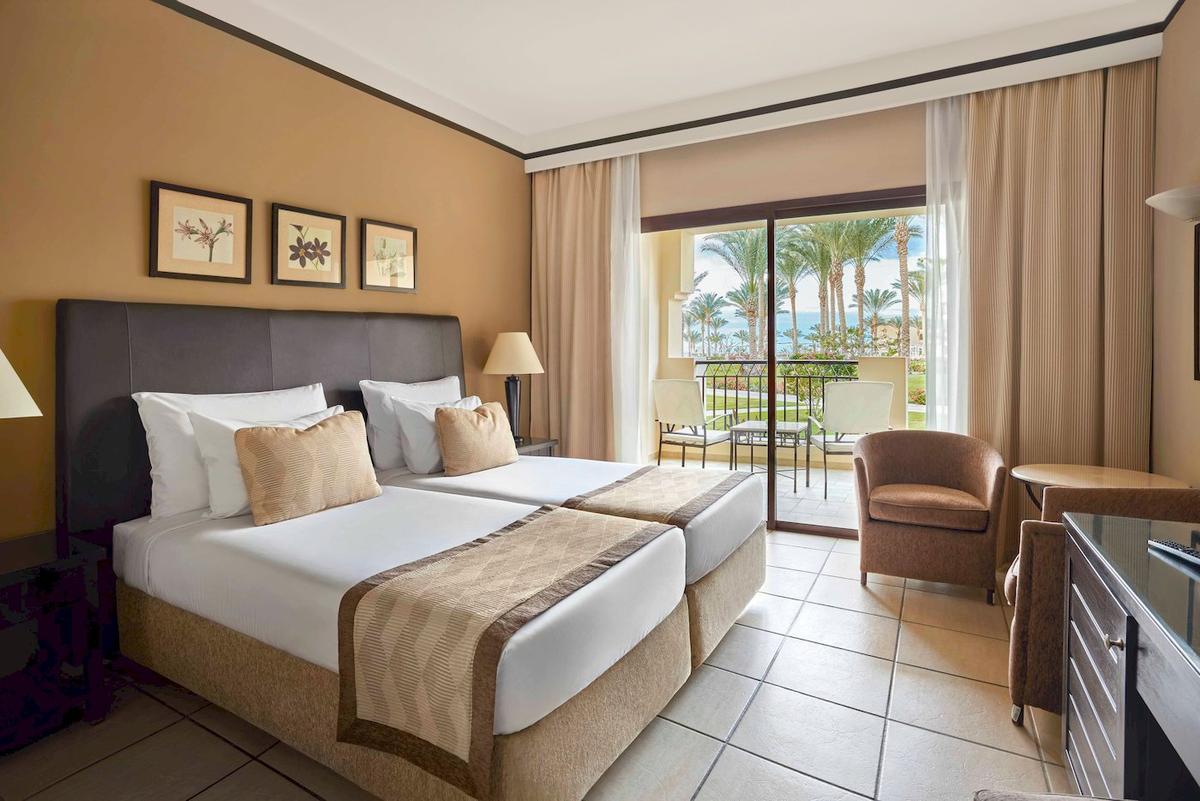 Doppelzimmer mit Balkon im Jaz Lamaya Resort mit Blick auf den Ozean.