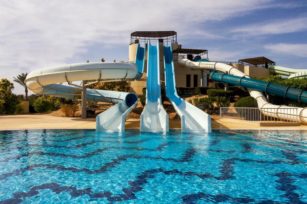 Wasserrutschen im Jaz Lamaya Resort mit blauem und weißen Wasser.