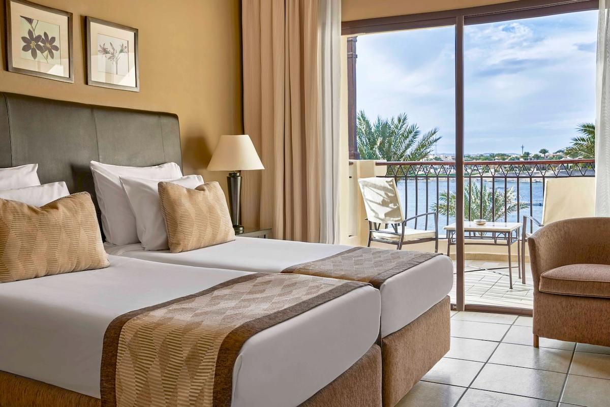 Doppelzimmer im Jaz Lamaya Resort mit Blick auf das Meer und eine Terrasse.