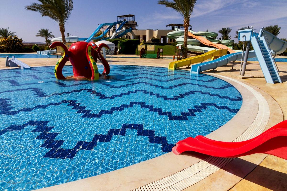 Schwimmbad-Bereich im Jaz Lamaya Resort mit Wasserrutschen und Wasserspielen.