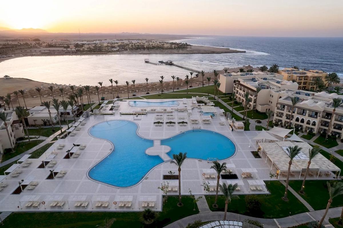 Luftaufnahme des Jaz Lamaya Resorts mit Swimmingpools und Gebäuden am Meer
