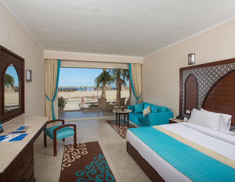 Zimmer im Utopia Beach Club Hotel mit Blick auf den Strand und Palmen
