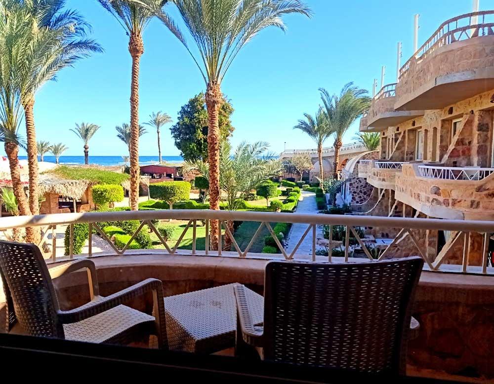 Terrasse des Utopia Beach Clubs mit Blick auf das Meer und Palmen