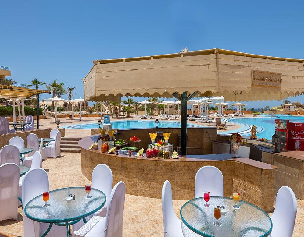 Poolbar des Utopia Beach Club mit Sitzgelegenheiten und Getränken