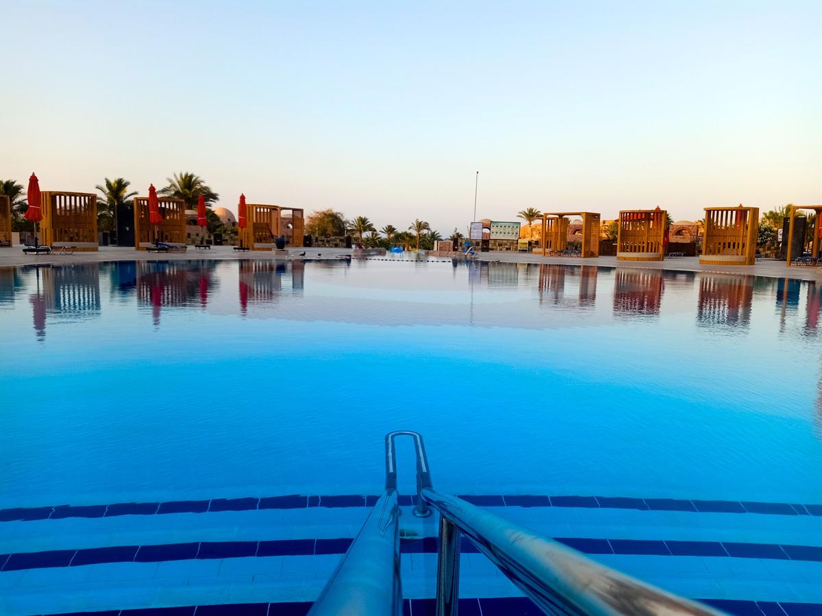 Utopia Beach Club Pool-Ansicht mit blauem Wasser und blauem Himmel