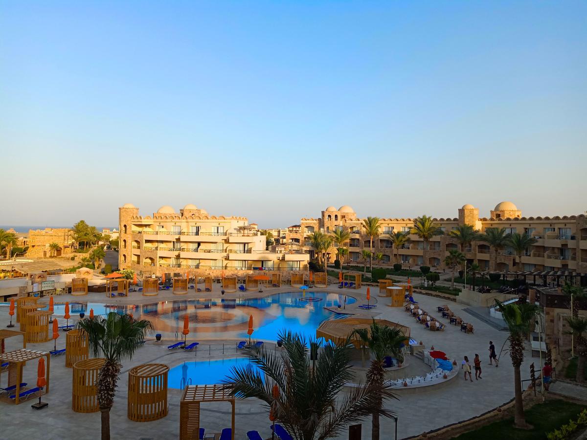 Aussicht auf das Utopia Beach Club Resort mit Swimmingpool, Lounge-Bereichen und Gebäuden.