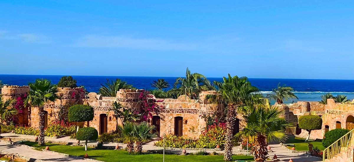 Außenansicht des Utopia Beach Club Hotels mit Blick auf das Meer und die Architektur.