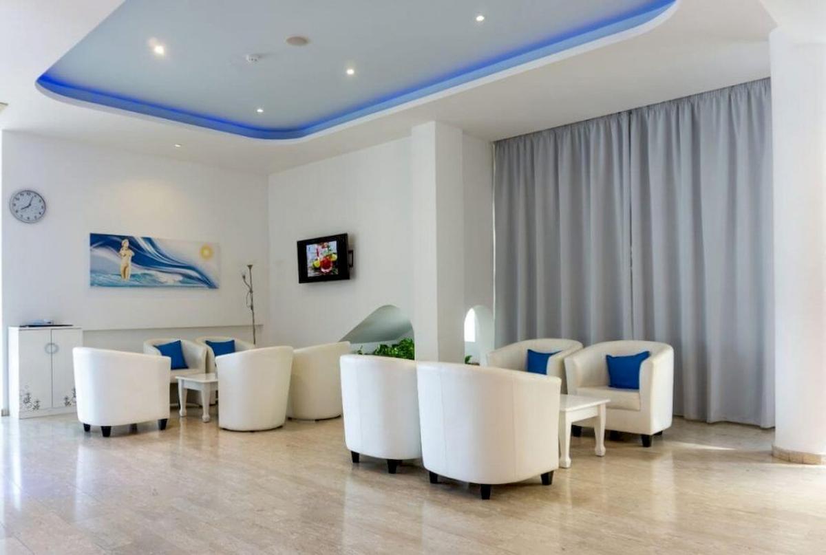 Luxus-Lounge-Bereich mit weißen Stühlen und blauen Kissen