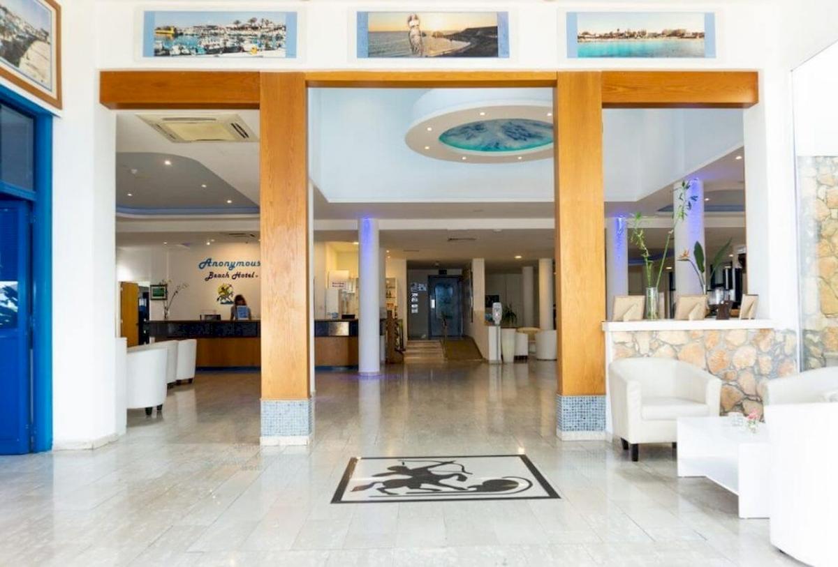 Lobby des Anonymous Strandhotels mit Rezeption und Sitzgelegenheiten