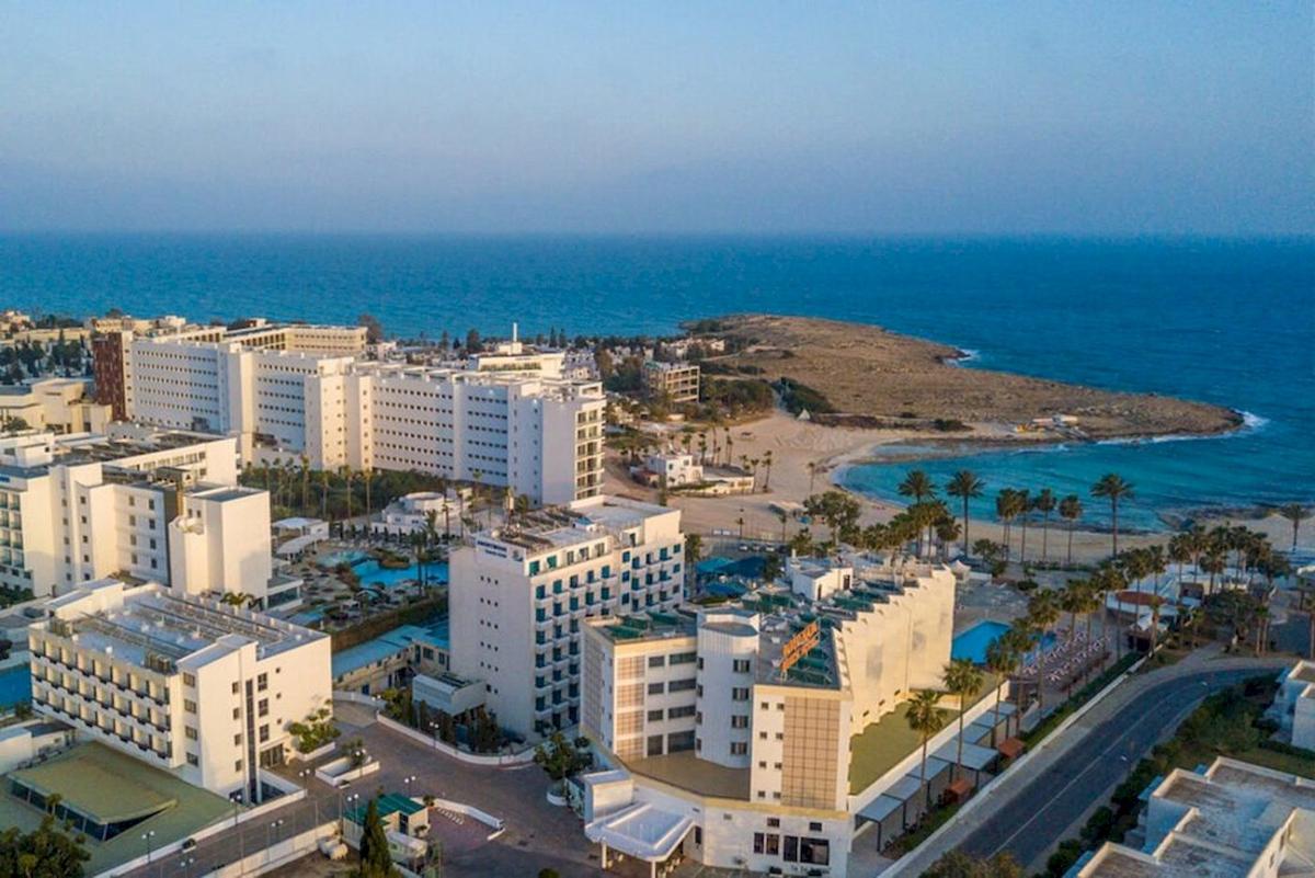 Luftaufnahme des Anonymous Beach Hotels mit Blick auf das Meer und Palmen