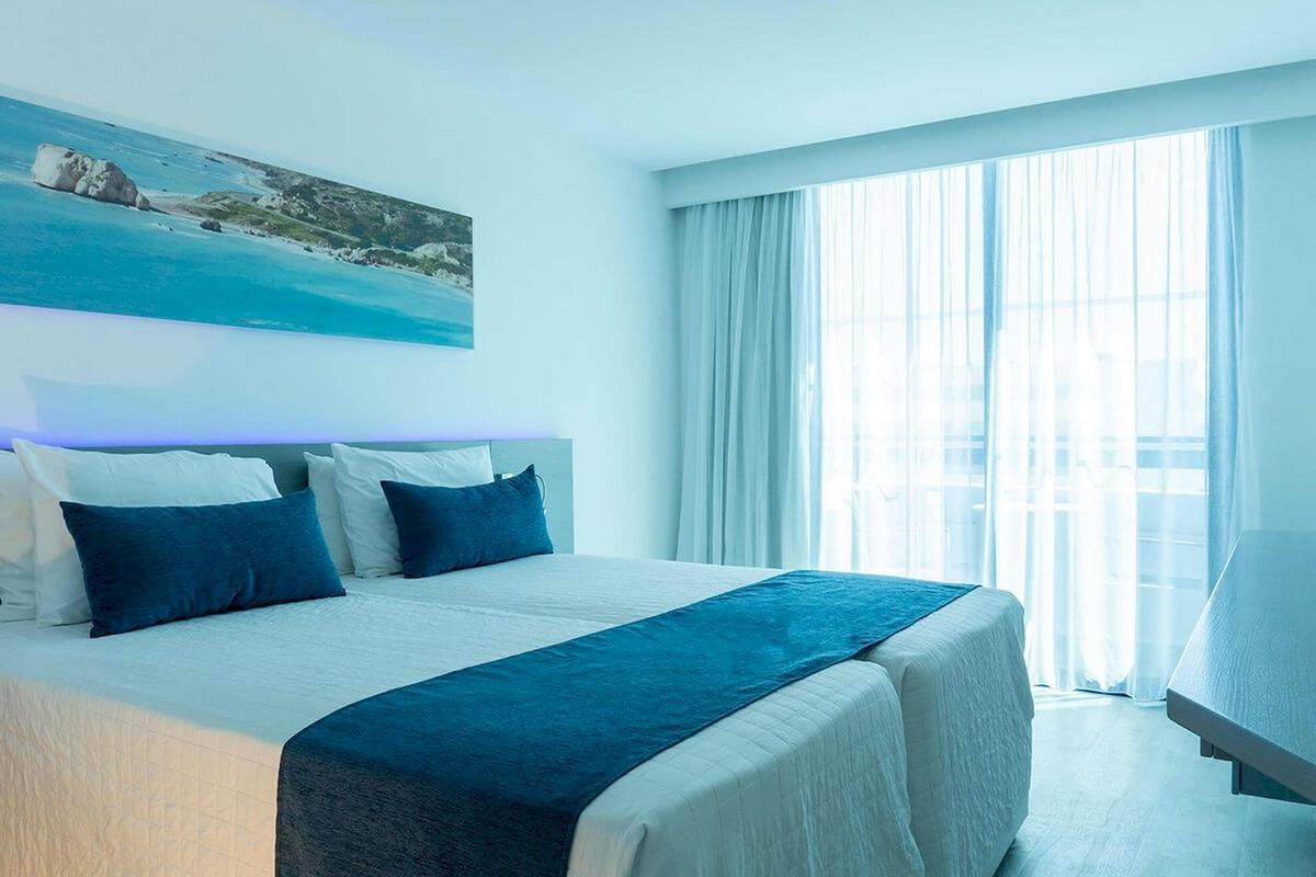 Doppelzimmer im Anonymous Beach Hotel mit Blick auf das Meer.