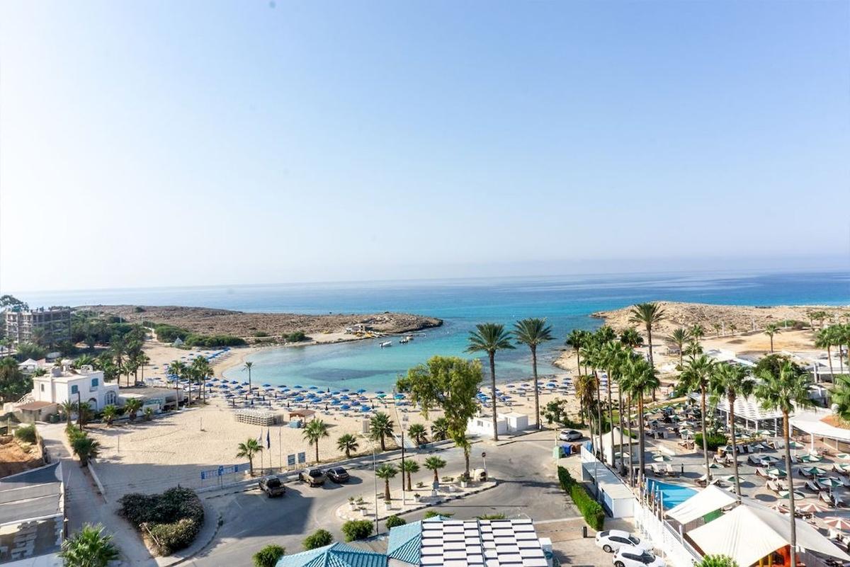 Luftaufnahme des Anonymous Beach Hotels mit Blick auf den Strand, das Meer und die Palmen