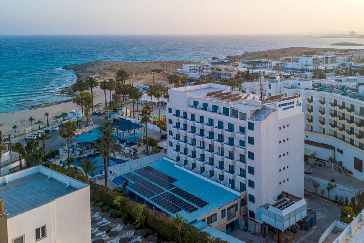 Luftaufnahme des Anonymous Beach Hotels mit Blick auf das Meer und die Anlage.