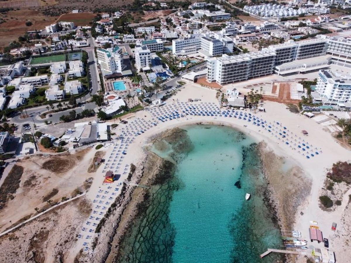 Luftaufnahme des Anonymous Beach Hotels mit Blick auf den Strand und das Meer