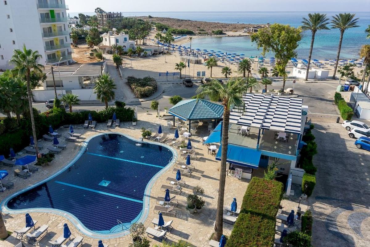 Luftaufnahme des Anonymous Beach Hotels mit Pool, Liegen und Strand