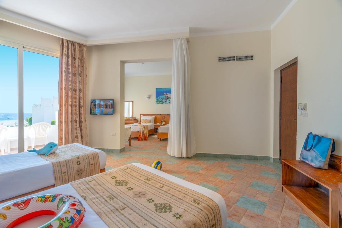 Kinderzimmer im Three Corners Equinox Beach Resort mit zwei Betten und Meerestieren.