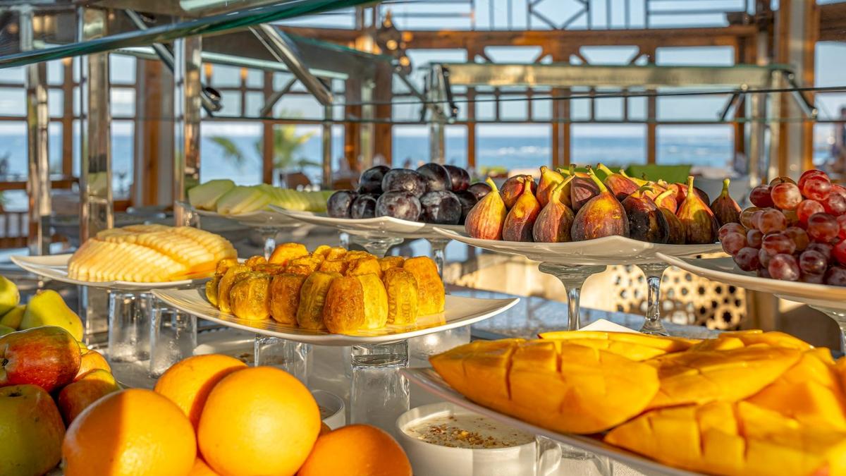 Frühstücksbuffet mit verschiedenen Früchten und Desserts im Three Corners Equinox Beach Resort.
