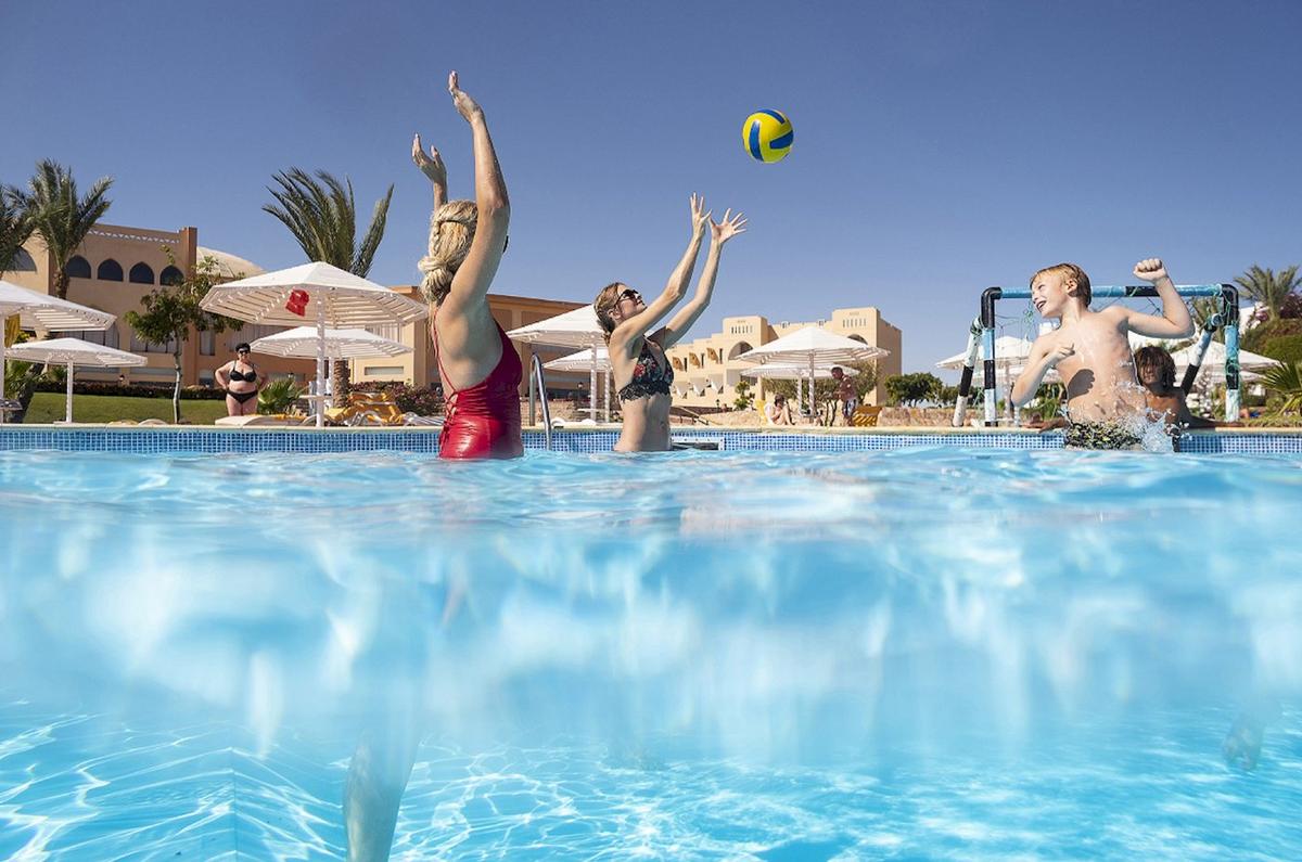Volleyballspiel im Pool des Three Corners Equinox Beach Resorts