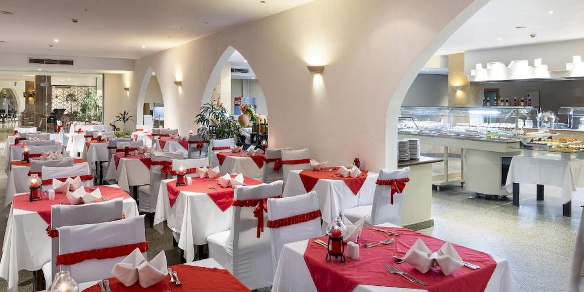Restaurant des Three Corners Equinox Beach Resorts mit dekorierten Tischen und Buffetbereich