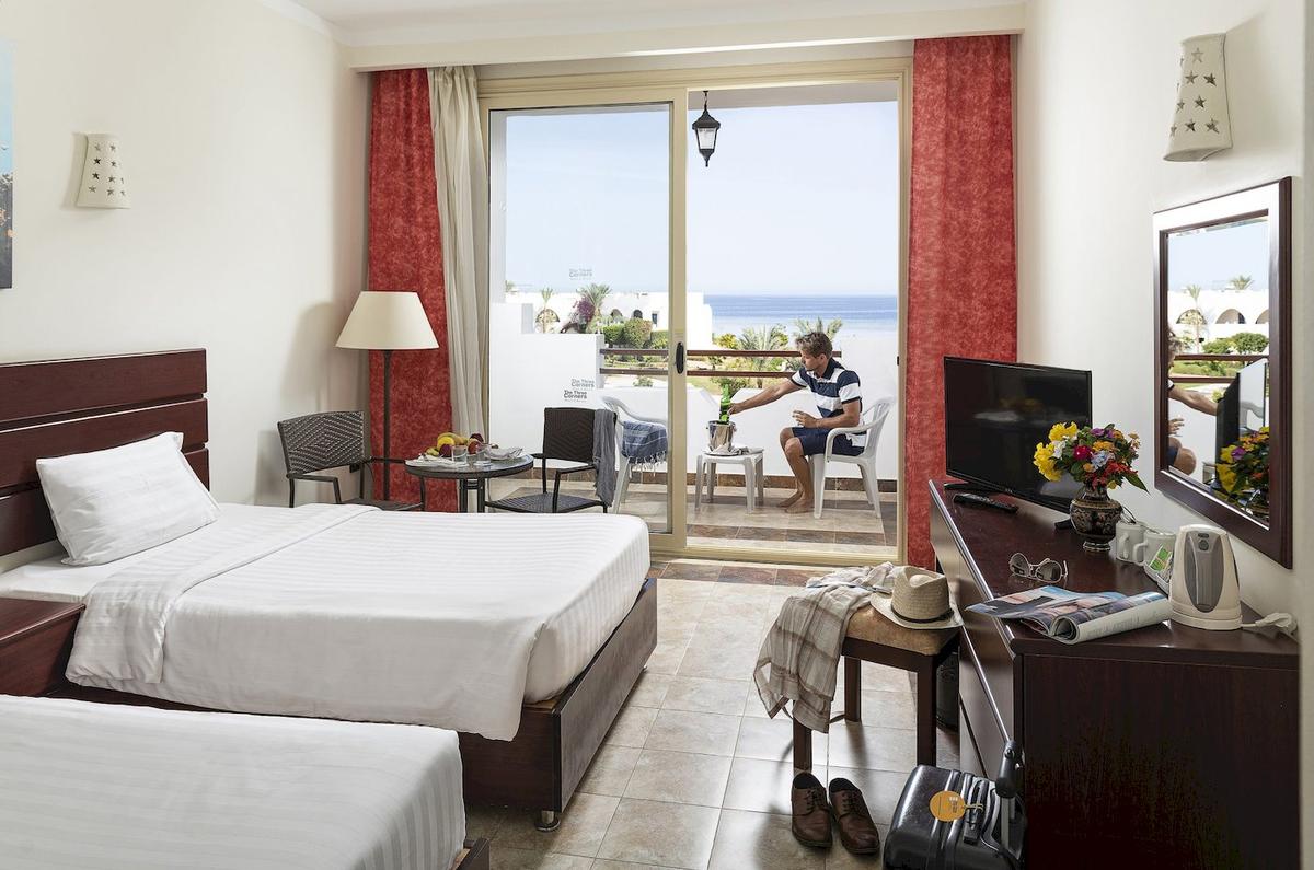 Zimmer im Three Corners Equinox Beach Resort mit Blick auf das Meer.
