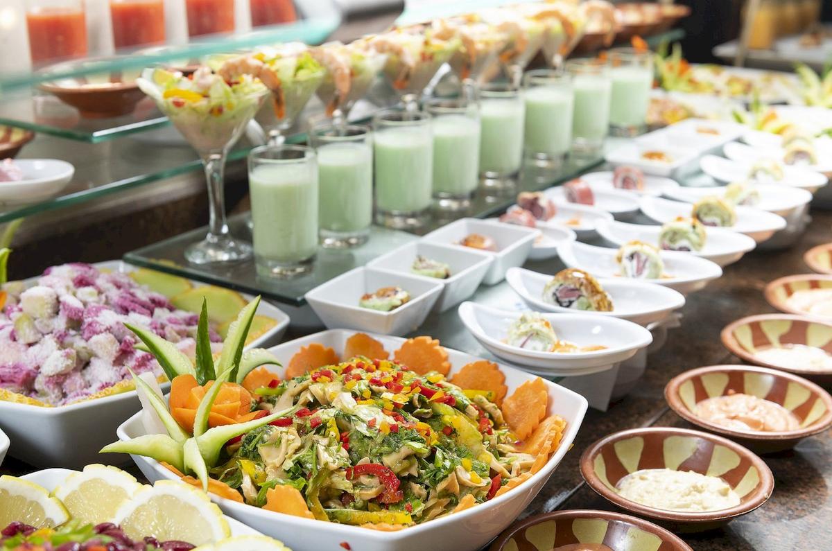 Buffet im Three Corners Equinox Beach Resort mit verschiedenen Vorspeisen und Getränken.