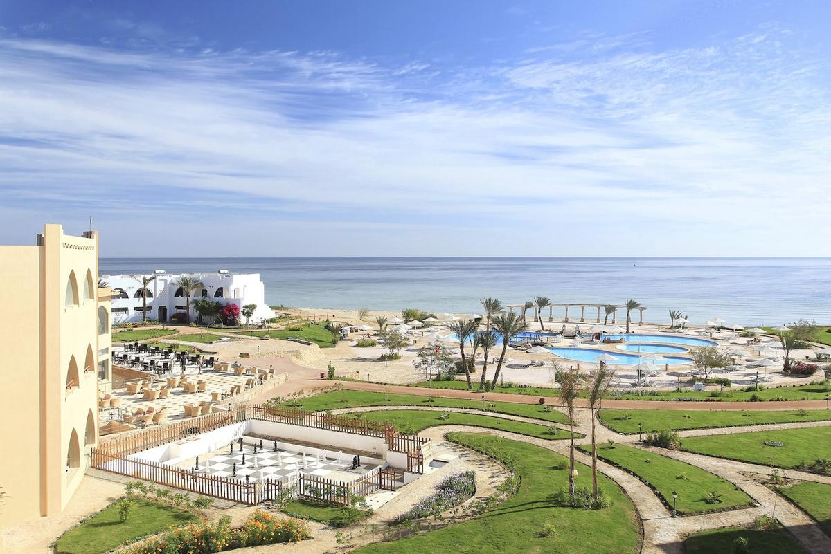 Luftaufnahme des Three Corners Equinox Beach Resorts mit Blick auf den Ozean und den Swimmingpool.
