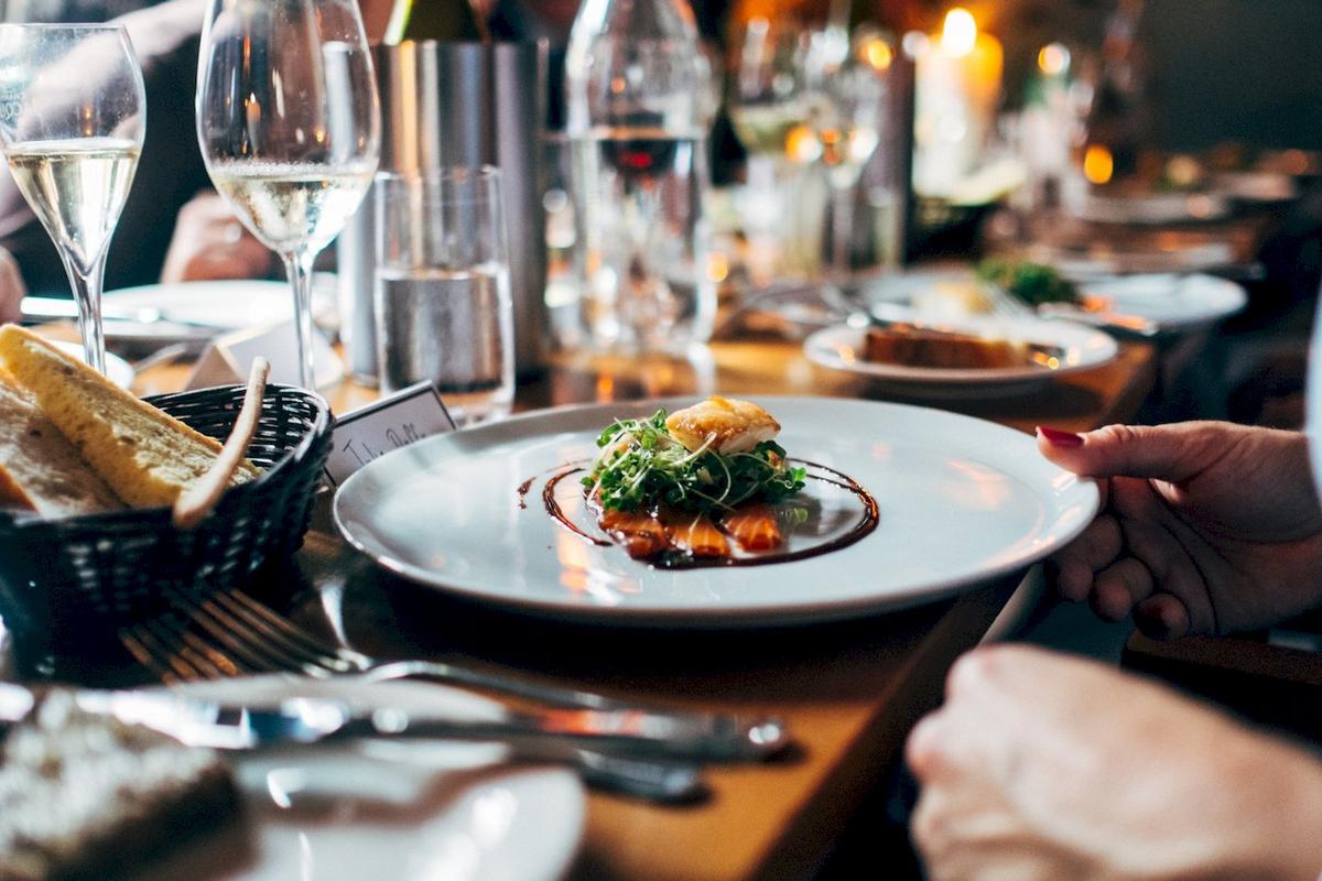 Dreieck-Ecke-Rihana-Resort zeigt ein Essen am Tisch mit Tellern, Gläsern und Besteck.