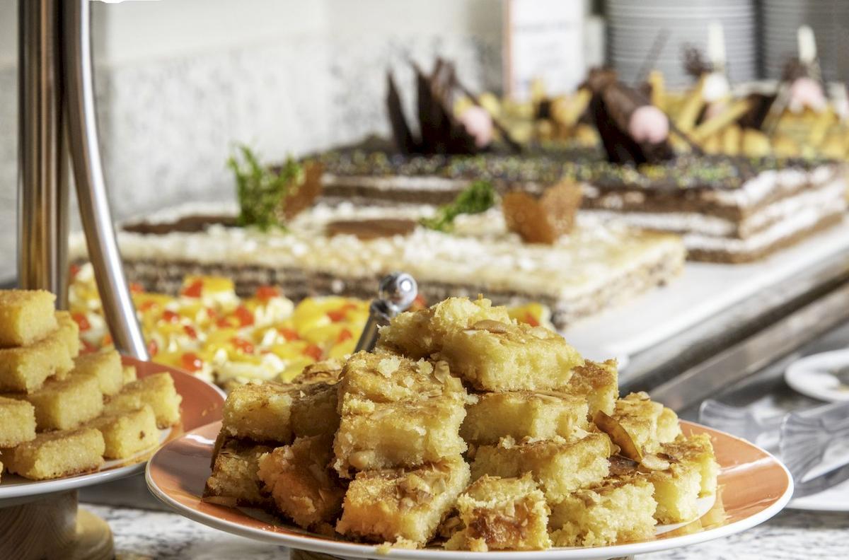 Buffet-Desserts im Three Corners Rihana Resort, einschließlich Kuchen und Gebäck.
