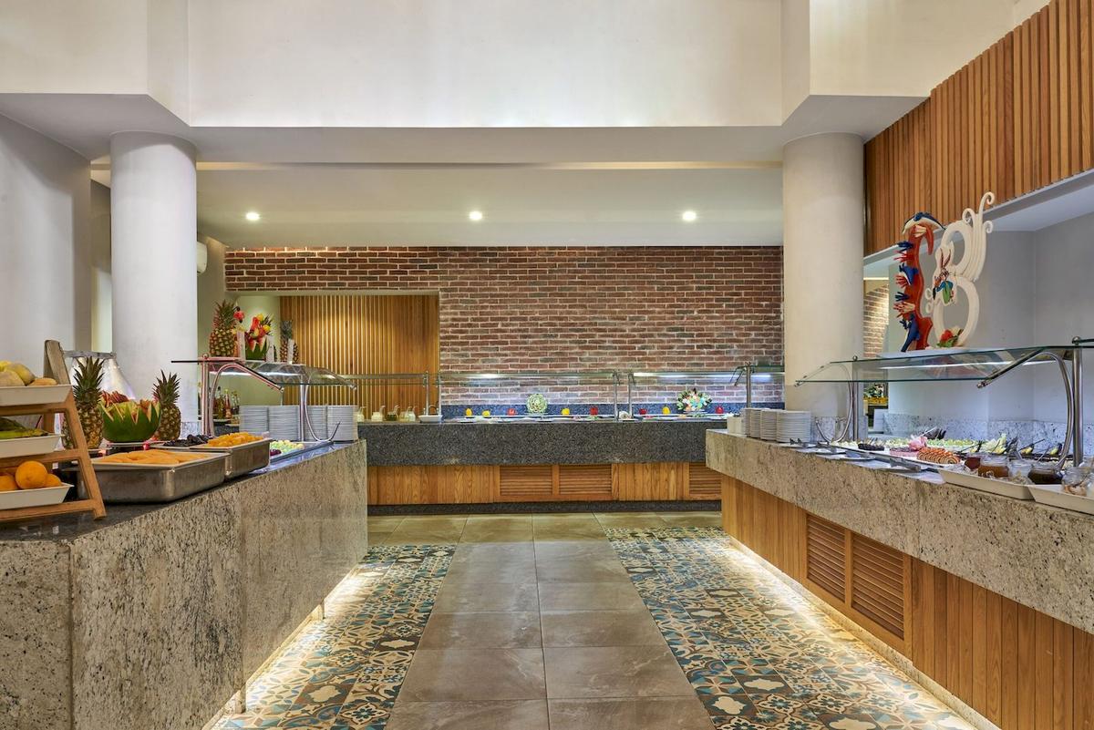 Fruehstuecksbuffet im Three Corners Rihana Resort mit verschiedenen Speisen und Deko.