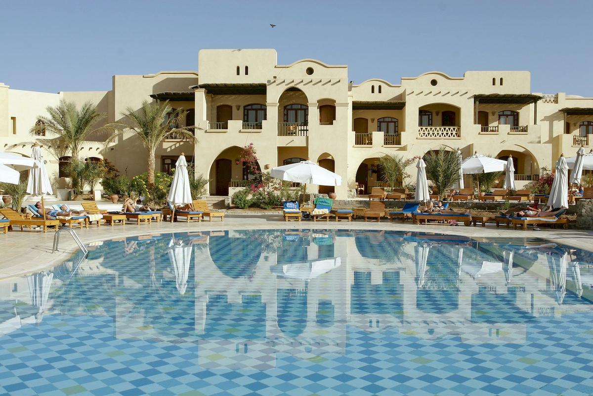 Außenpool des Three Corners Rihana Resorts mit Sonnenliegen und Gästen