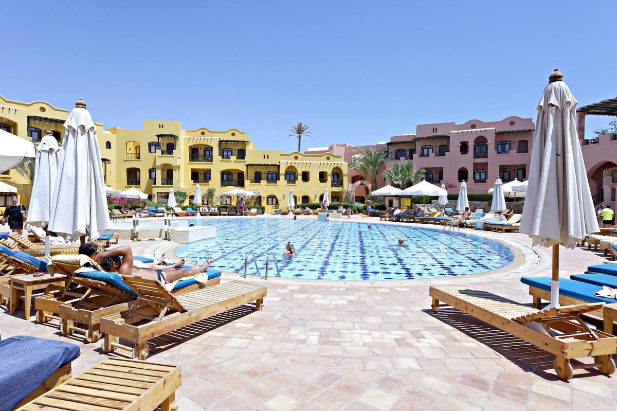 Poolbereich im Three Corners Rihana Resort mit Sonnenliegen und Sonnenschirmen