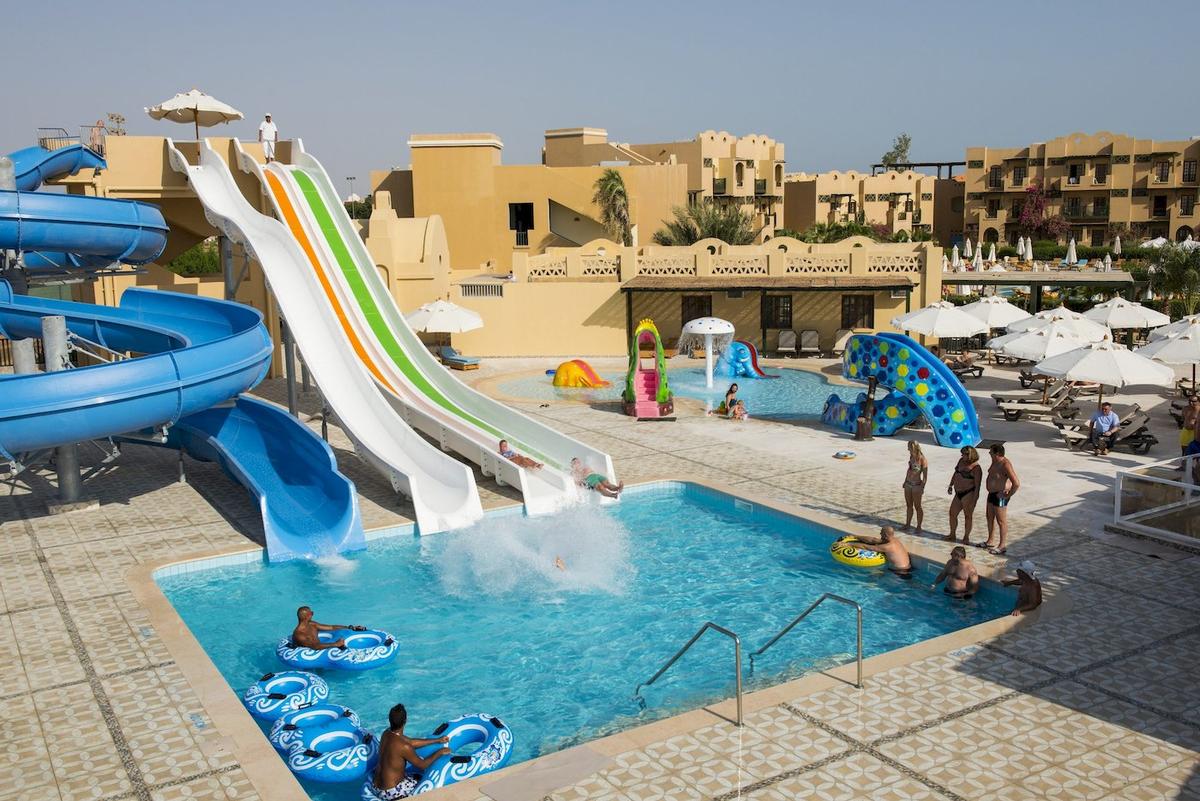 Wasserrutschen und Schwimmbecken im Three Corners Rihana Resort