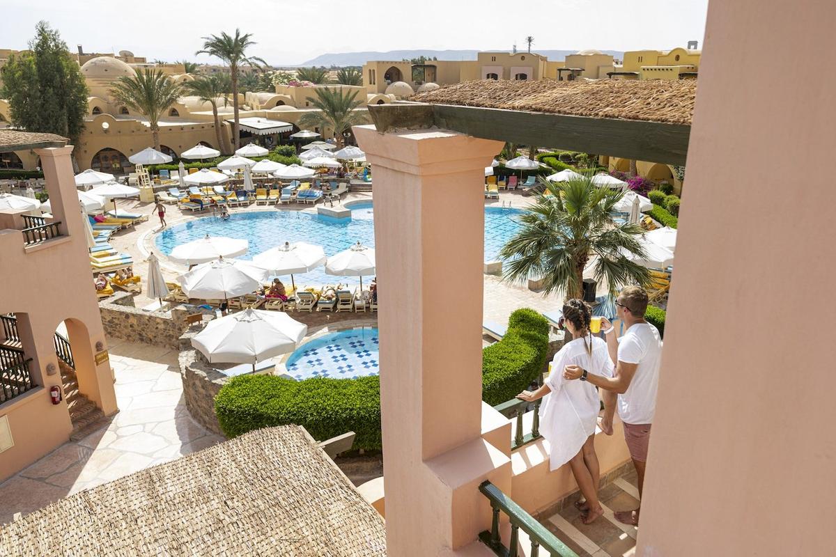 Blick auf das Schwimmbad und die Sonnenschirme des Three Corners Rihana Resorts
