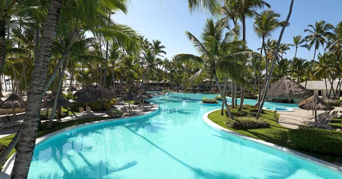 Außenpool des Melia Caribe Beach Resort mit Palmen und Sonnenliegen