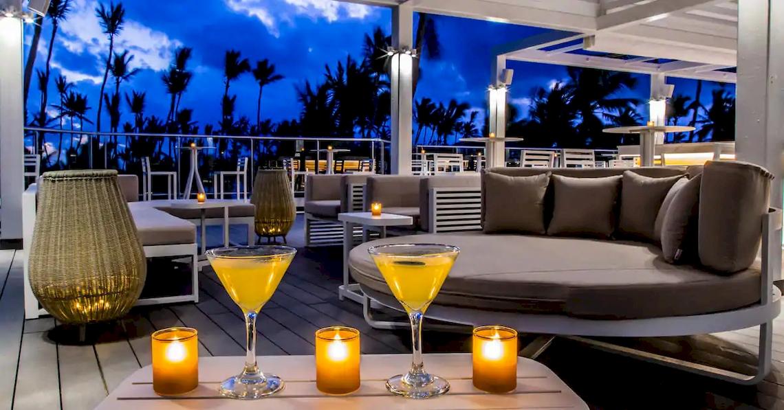 Loungebereich des Melia Caribe Beach Resorts mit Blick auf den Nachthimmel und Palmen