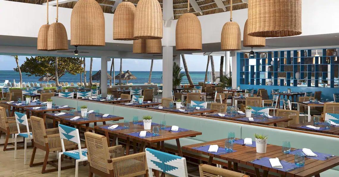 Innenansicht des Restaurants im Melia Caribe Beach Resort mit Blick auf das Meer.